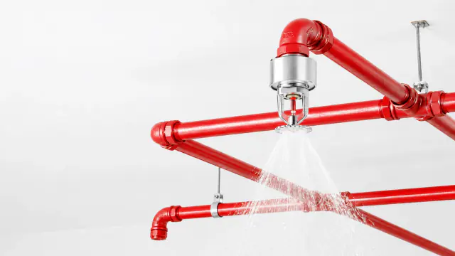 Kırmızı yangın tesisatı boruları ve sprinkler başlığı