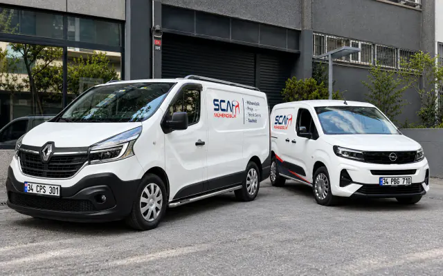 SCA Mühendislik logoları görünen iki beyaz ticari teknik servis aracı
